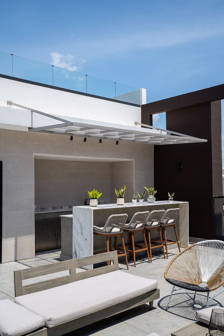 Cozy Retreat w/Rooftop, Pool, CityCenter YellowKey