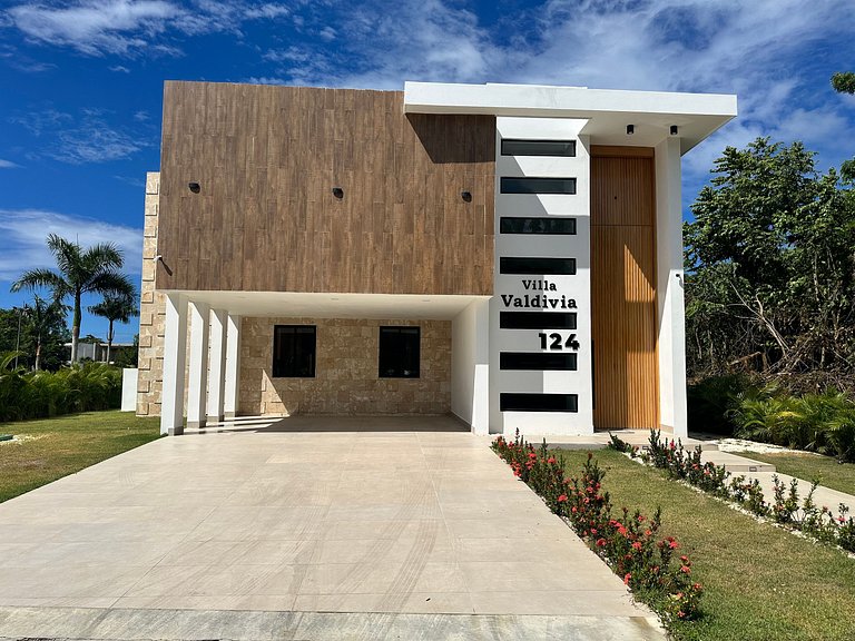 Villa Valdivia, Serene Retreat w/ Private Pool, Nueva Romana