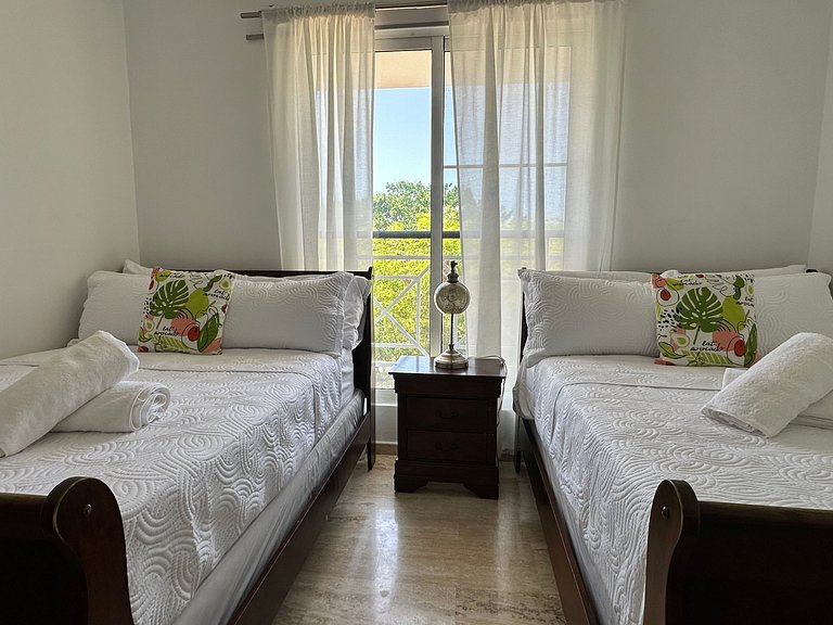 2BR Retreat in Cocotal–Pool, Golf & Fast WiFi