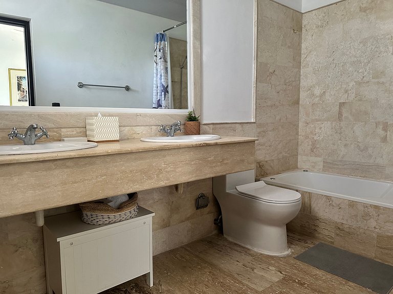 2BR Retreat in Cocotal–Pool, Golf & Fast WiFi