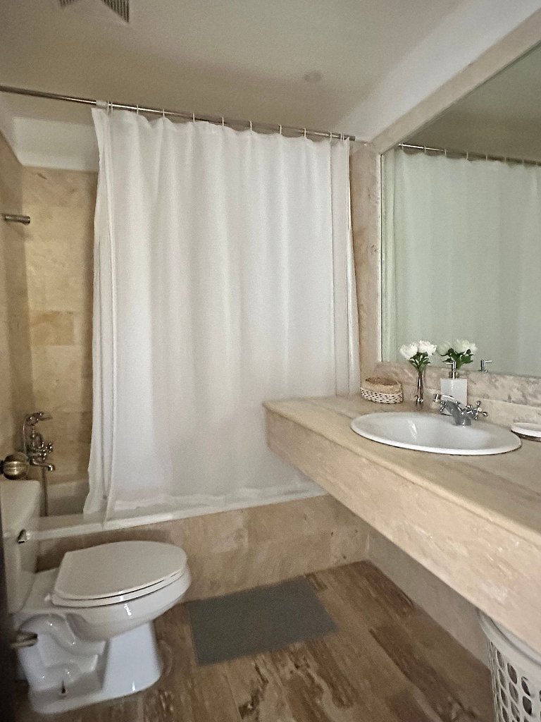 2BR Retreat in Cocotal–Pool, Golf & Fast WiFi