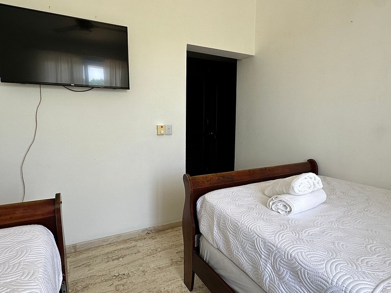 2BR Retreat in Cocotal–Pool, Golf & Fast WiFi