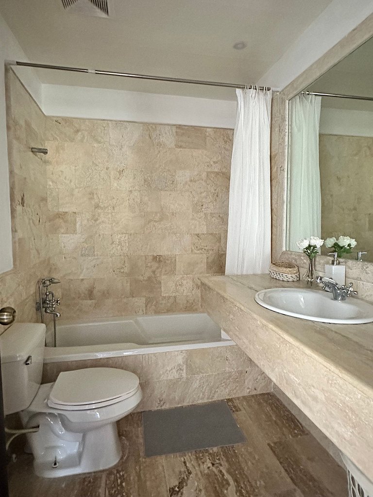 2BR Retreat in Cocotal–Pool, Golf & Fast WiFi