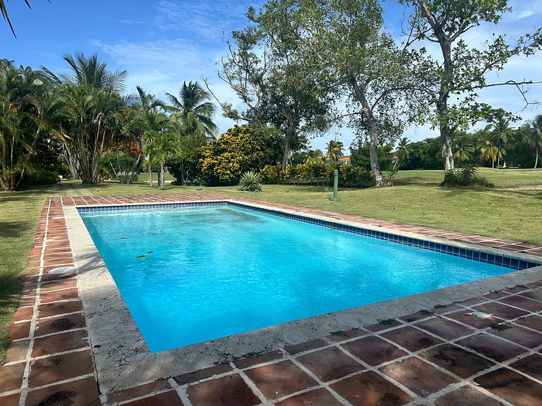 2BR Retreat in Cocotal–Pool, Golf & Fast WiFi