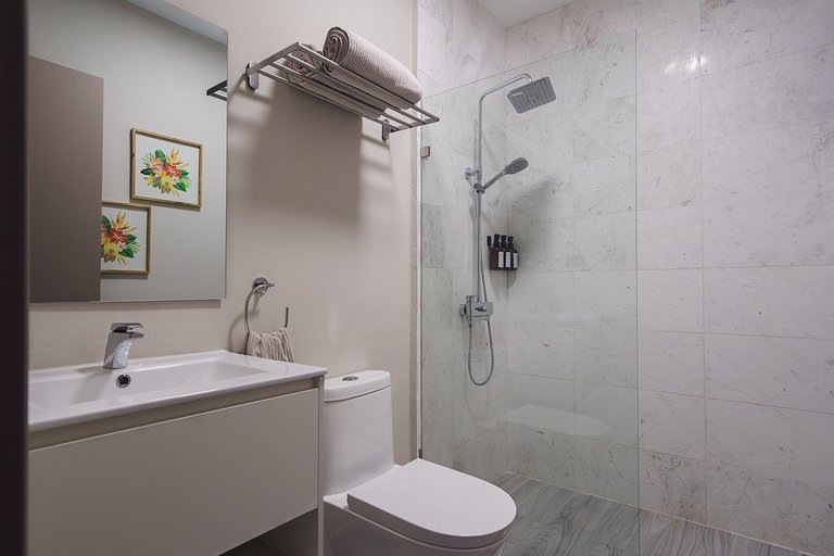 3BR Green One II · Luxe Stay · Airport & Beach| YK