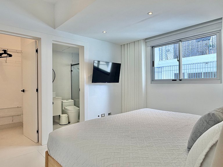 Piantini 1BR Near Blue Mall, Private Patio, Pool & Views