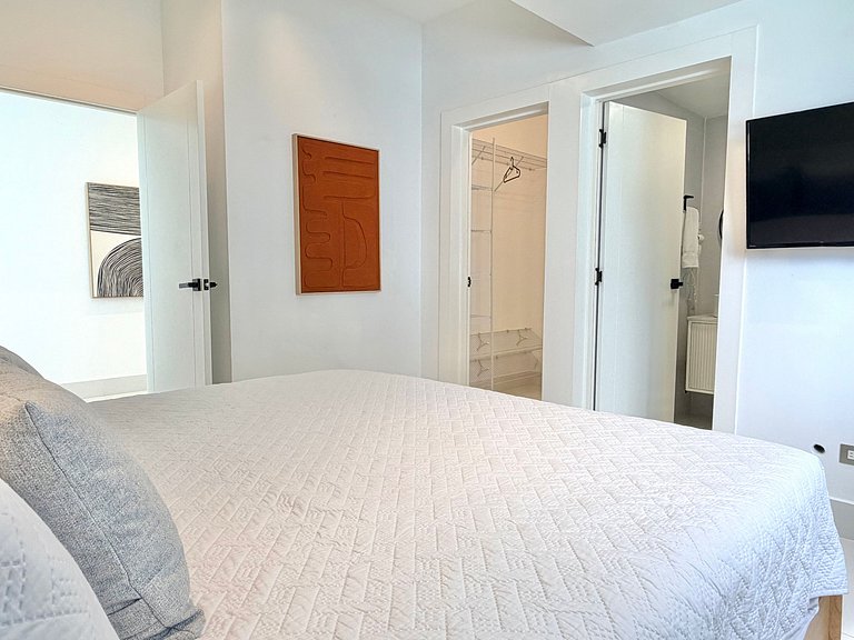 Piantini 1BR Near Blue Mall, Private Patio, Pool & Views