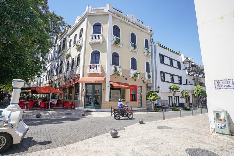 Historic Flat w/ Rooftop · Steps from Cathedral