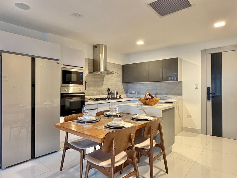 Newest&MostLuxurious-w/Pool-WiFi-Gym-A/C-YellowKey