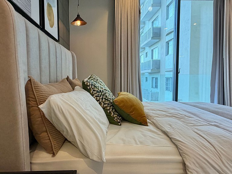 Newest&MostLuxurious-w/Pool-WiFi-Gym-A/C-YellowKey