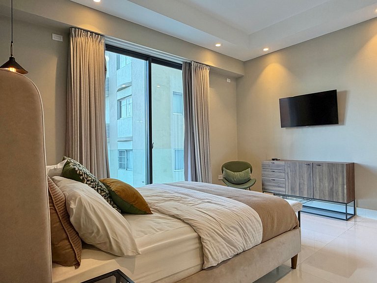 Newest&MostLuxurious-w/Pool-WiFi-Gym-A/C-YellowKey