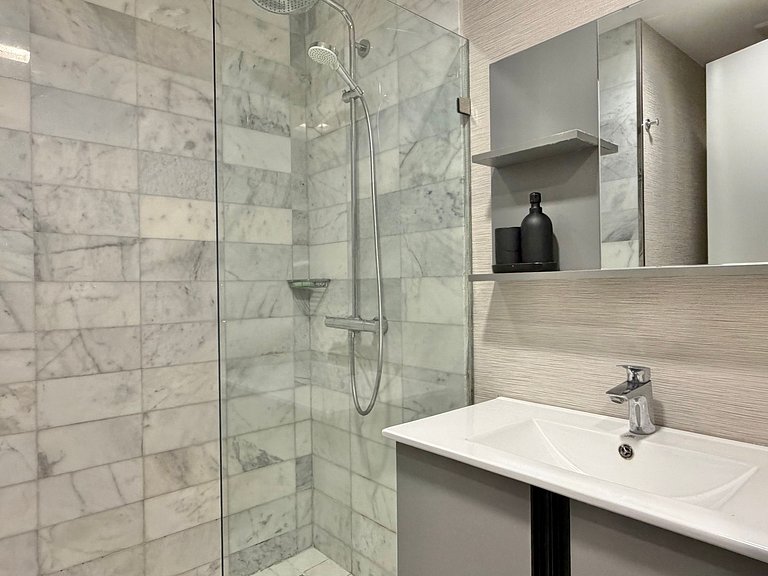 Newest&MostLuxurious-w/Pool-WiFi-Gym-A/C-YellowKey