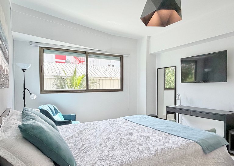 RooftopPool-WiFi-1BR-YellowKey